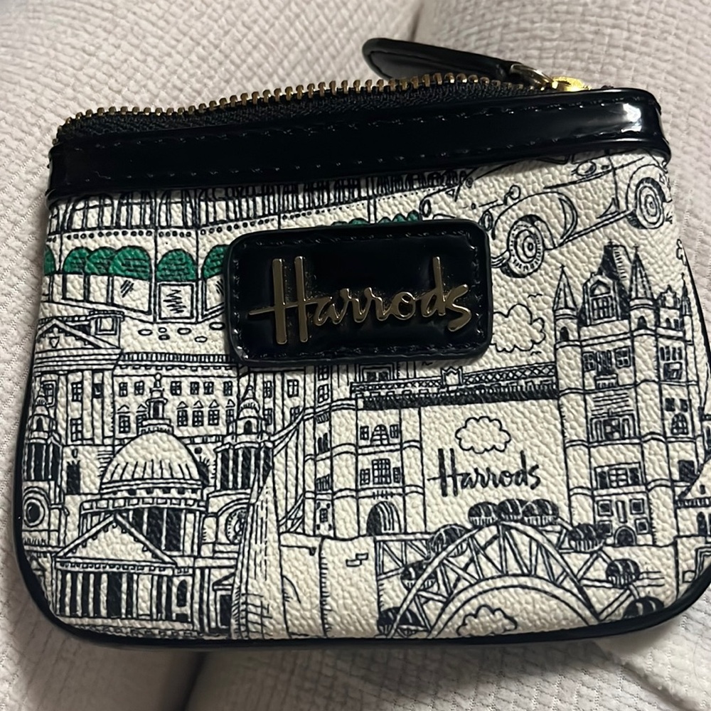 like new cvoin purse